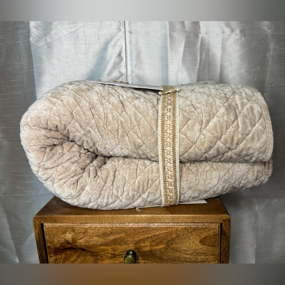 Home Comfort Beige Quilt - Picture 4 of 7